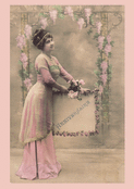 Dame &eacute;l&eacute;gante au bouquet fleuri